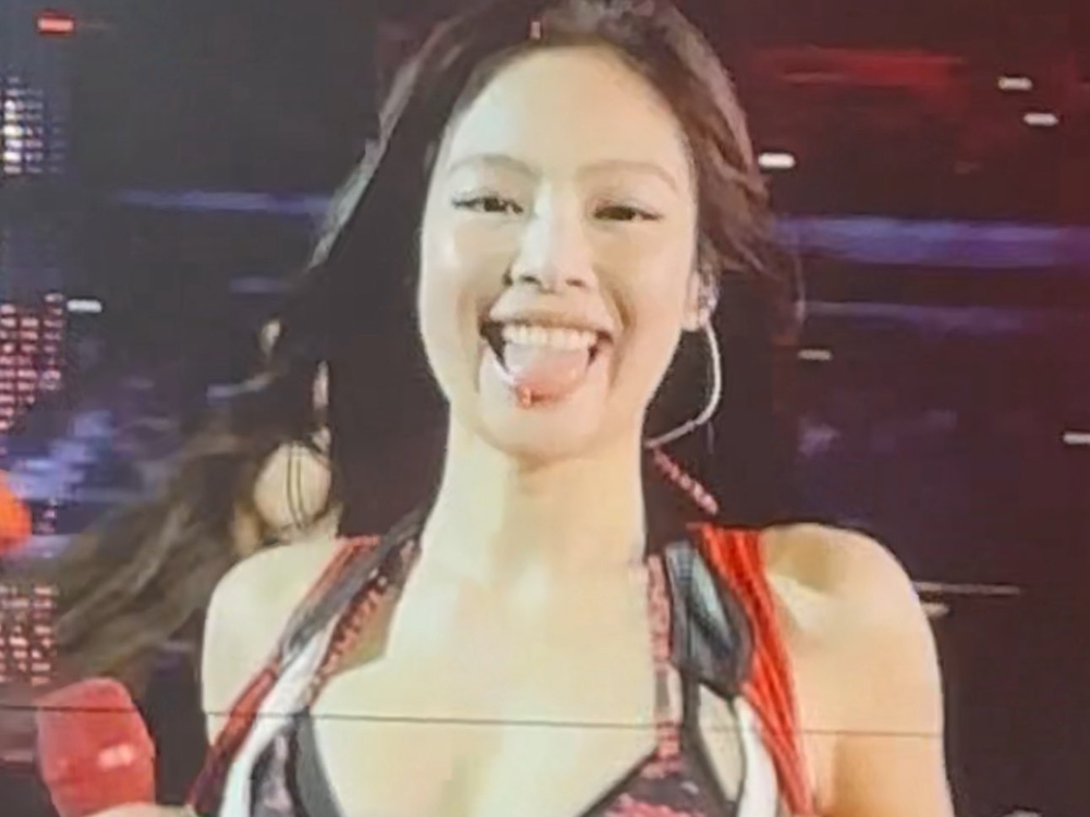 “Dia Hot..”- Buka Zip Jaket, Jennie BP Yakin Tayang Pakaian Dalam Depan Puluhan Ribu Peminat